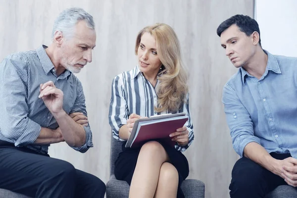 Mujer bastante confiada hablando con su colega — Foto de Stock