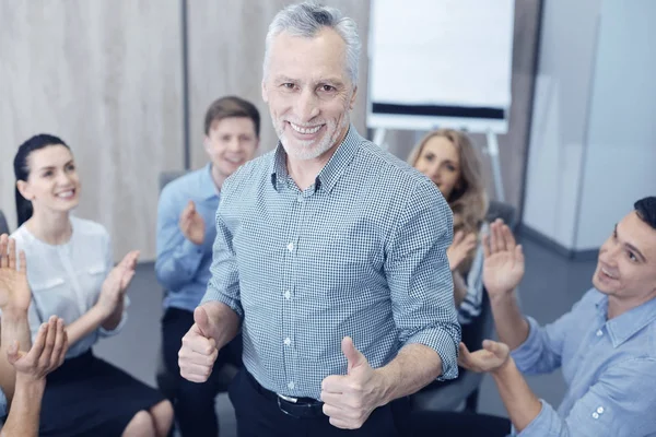 Gåtfulla mogen människa som är mycket glad — Stockfoto