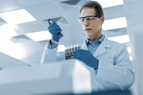 Smart serious man working in the lab — Stock Photo, Image