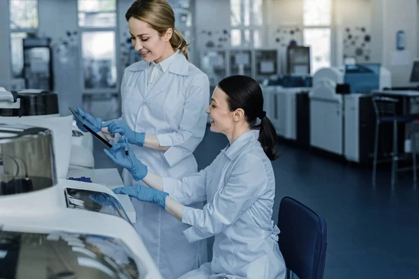 Felices mujeres agradables hablando entre sí — Foto de Stock