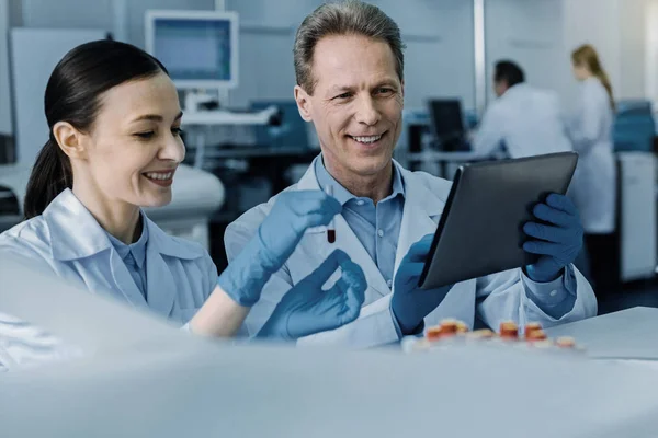 Happy pohledný muž drží tablet — Stock fotografie