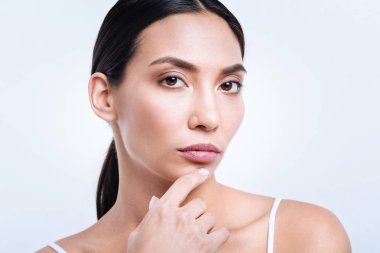 Esmer kadın parmağı çene dokunmadan süre poz