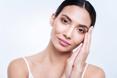 Ellerinde onun yüzünü dinlenme süre gülümseyen güzel kadın