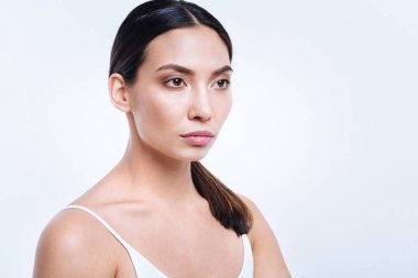 Yağız ten poz ile esmer kadın yarı açık