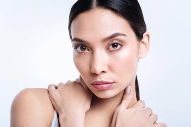 Çekici esmer boyun yakınındaki ellerini tutarak