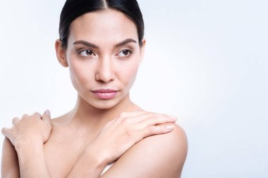 Omuzlarında eller ile poz hassas esmer kadın