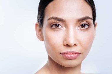 Kara gözlü esmer kadının dolgun dudaklar ile yakın çekim