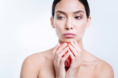 Banyo süngeri çukurluğu düşünceli genç kadın