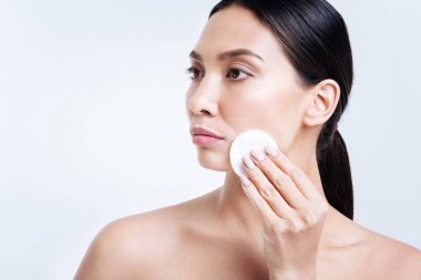 Muhteşem kadın kaldırma makyaj ile pamuk yastık