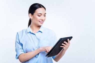 Gülümseyen kadın okuma mesajları onun tablet