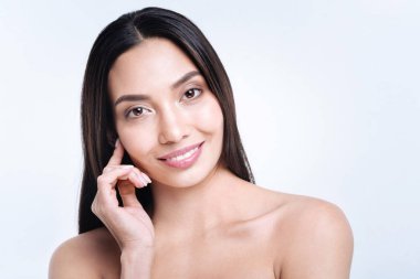 Kulak memesi poz süre dokunaklı neşeli esmer kadın