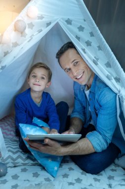 Çekici holding mavi yastık