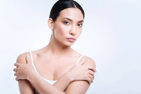 Jovem morena posando com os braços cruzados — Fotografia de Stock