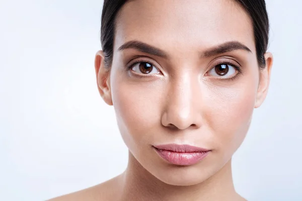 Gros plan de belle femme aux cheveux foncés aux yeux foncés — Photo