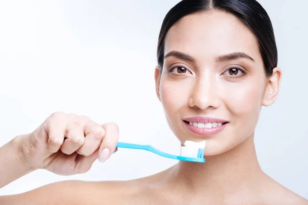 Upbeat young woman brushing her teeth — Stock Photo, Image