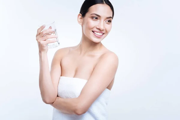 Agradable mujer alegre posando con un vaso de agua — Foto de Stock