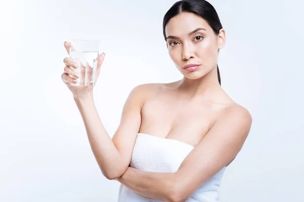 Mooie jonge vrouw met een glas water — Stockfoto