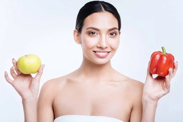 Mulher otimista posando com pimentão e maçã — Fotografia de Stock