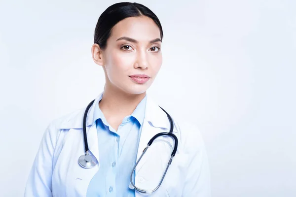 Trevlig kvinna i medicinsk uniform bär stetoskop — Stockfoto