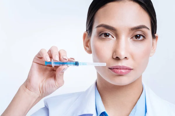 Close up van mooie vrouwelijke arts met een injectiespuit — Stockfoto