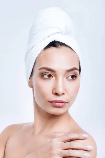 Portret van een mooie vrouw in de handdoek-tulband — Stockfoto