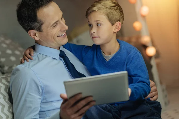 Attente mensenkind luisteren naar zijn vader — Stockfoto