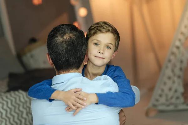 Vue arrière de l'homme fort qui embrasse son fils — Photo