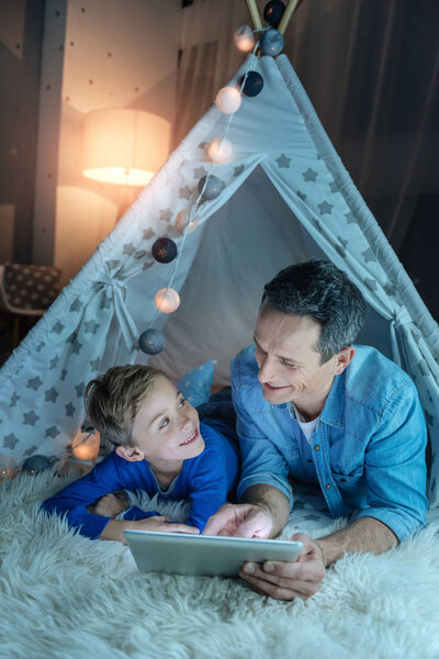 Позитивный человек разговаривает со своим малышом
