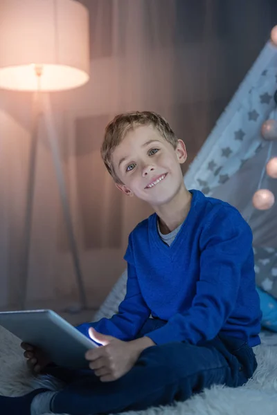 Positivo niño encantado jugando con la tableta — Foto de Stock