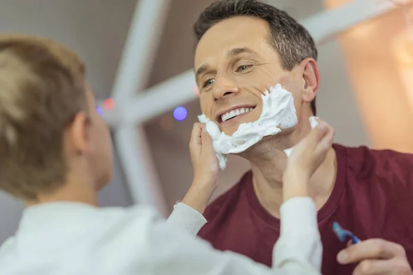 Hombre atractivo tratando de afeitarse —  Fotos de Stock