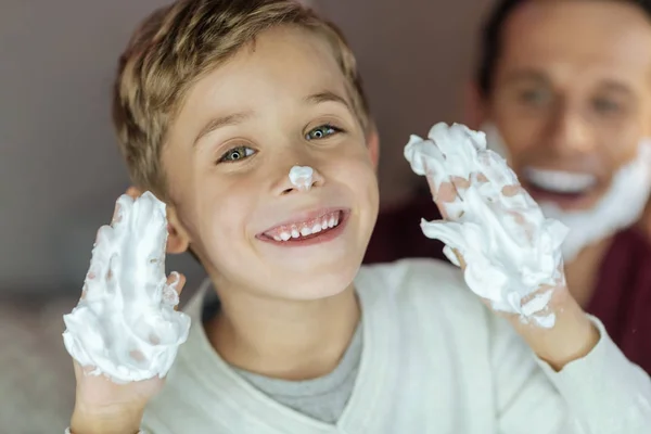 Retrato de criança sorridente que brincando com espuma de barbear — Fotografia de Stock