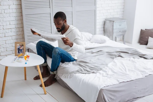 Joven hombre serio sosteniendo una toalla — Foto de Stock