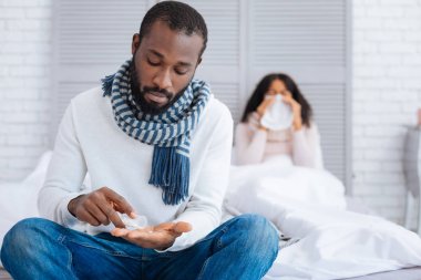 Sakin konsantre adam beyaz hap sayma