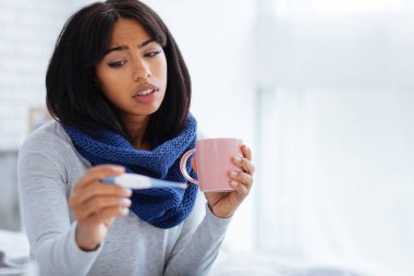 Hasta kadının ısısı küçük değişiklikler fark