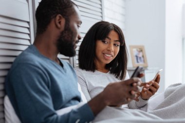 Güzel genç kadın sevgilisi gülümseyen