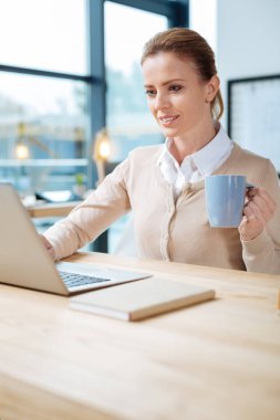 Ofis Yöneticisi işe adanmış gülümseyen