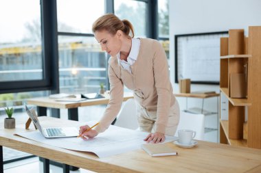 Yeni taslak üzerinde çalışan ciddi mühendisi