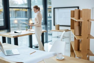 Ofiste çalışan tablosunun yakın çekim