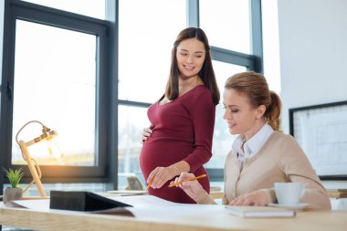 Grup genç mühendis için çalışmaya hazır