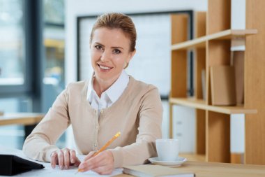 İş yerinde başarılı Tasarımcısı kapatın