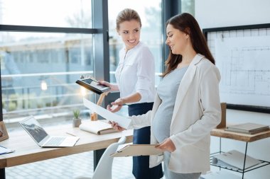 Ofiste işgal heyecanlı iş arkadaşları