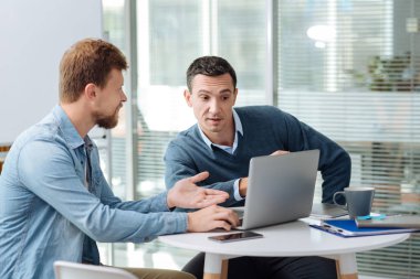 Sunum işaret eden yetkili memur