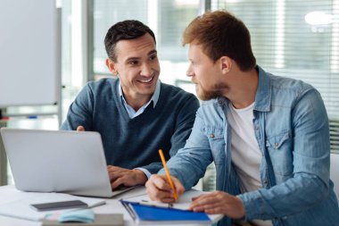 Gizemli gülümseyen adam ortağı için dinleme