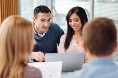 Mutlu insanlar onların programı tartışıyor