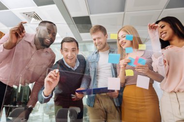 Konferansa katılan süre neşeli arkadaşları