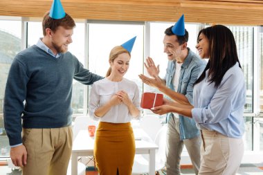 Utangaç olduğu pozitif çok mutlu doğum günü kızı