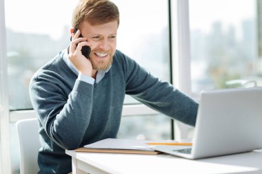 Onun işi zevkle yakışıklı işadamı