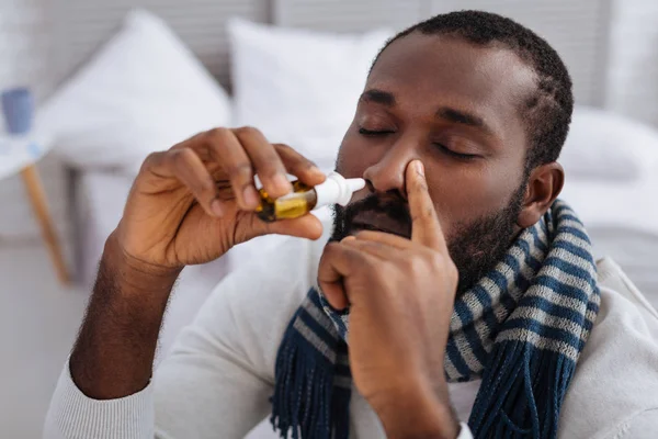Koncentrované pětatřicetiletý léčení jeho chřipky doma — Stock fotografie