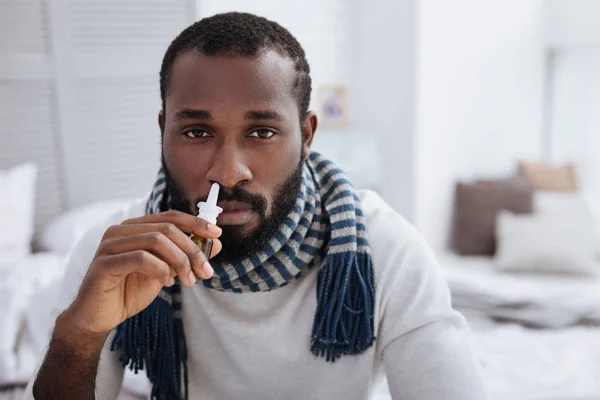 Recuperación de hombre joven usando gotas nasales — Foto de Stock