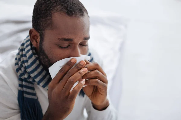 Une personne malade qui se mouche les yeux fermés — Photo